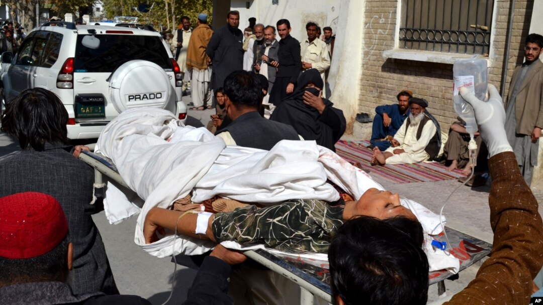 Seorang petugas imunisasi polio di Pakistan dilarikan ke rumah sakit setelah ditembak militan bersenjata pada 26/11/2014.