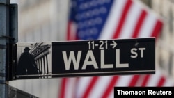 El letrero de Wall Street se muestra en la Bolsa de Valores de Nueva York (NYSE) en el distrito de Manhattan de la ciudad de Nueva York