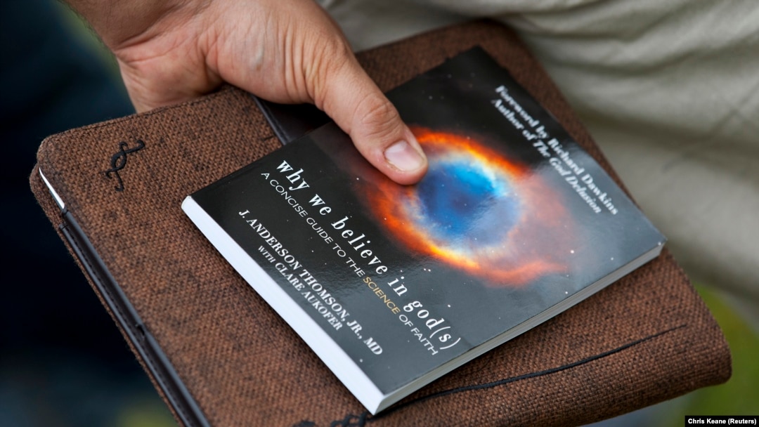 Seorang pendukung berbicara dengan Richard Dawkins, seorang ateis terkenal dan penulis buku terlaris "Rock Beyond Belief" di North Carolina. Selain atheism, terdapat kaum agnostik yang ragu akan keberadaan Tuhan. (Foto: Reuters /Chris Keane)