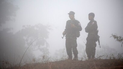 Hai thành viên một nhóm nhân quân Myanmar chống quân đội.