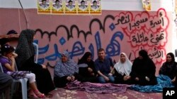 Released Palestinian prisoner, Nehad Jondiya (C) sits among his sisters and relatives during the first morning breakfast after 24 years spent at Israeli jail, at his family house in Gaza City, Aug. 14, 2013.