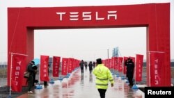 Logo Tesla terlihat pada upacara peletakan batu pertama Tesla Shanghai Gigafactory di Shanghai, Cina 7 Januari 2019. 