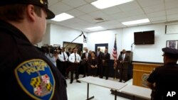 La fiscal general Loretta Lynch visita las instalaciones de la policía en Baltimore.