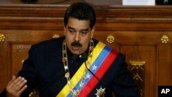 Presiden Venezuela, Nicolas Maduro, berpidato di depan para anggota Dewan Konstituante dalam sebuah sidang khusus di gedung Dewan Nasional di Caracas, Venezuela, Kamis, 10 Agustus 2017 (foto: AP Photo/Ariana Cubillos)