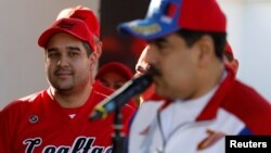 Nicolas Maduro Guerra, putra Presiden Venezuela Nicolas Maduro dan anggota Majelis Konstituen Nasional, mendengarkan ayahhya berpidato sebelum pertandingan softball di pangkalan militer Fuerte Tiuna, di Caracas, Venezuela, 28 Januari 2018. (Foto: Reuters)