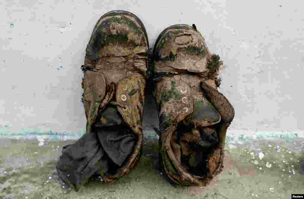 منصور خان کے جوتے اکثر ان کے گھر کے باہر ہی رکھے نظر آتے ہیں۔