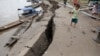 Pinggiran Sungai Huallaga retak-retak setelah gempa bumi kuat yang mengguncang Puerto Santa Gema di pinggiran Yurimaguas, Peru, 26 Mei 2019.