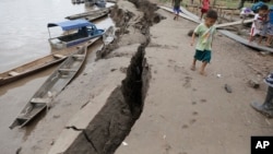 Pinggiran Sungai Huallaga retak-retak setelah gempa bumi kuat yang mengguncang Puerto Santa Gema di pinggiran Yurimaguas, Peru, 26 Mei 2019.