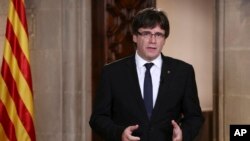 Le président séparatiste catalan Carles Puigdemont tient un discours à Barcelona, Espagne, 47 octobre 2017. 