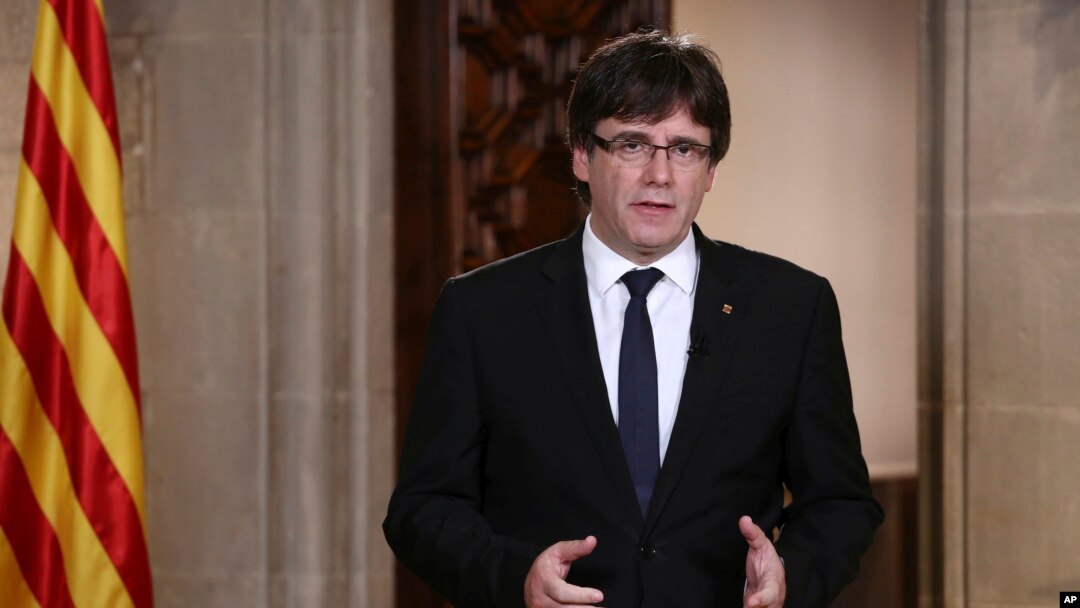 Presiden Catalonia, Carles Puigdemont, berbicara di Barcelona, Spanyol, 4 Oktober 2017. Pada 9 Oktober 2017, Puigdemont meminta para pemimpin Catalan untuk mencabut dukungan terhadap referendum kemerdekaan. 