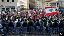 Demonstran anti-pemerintah melakukan aksi unjuk rasa di Beirut, Lebanon, hari Minggu (23/12). 