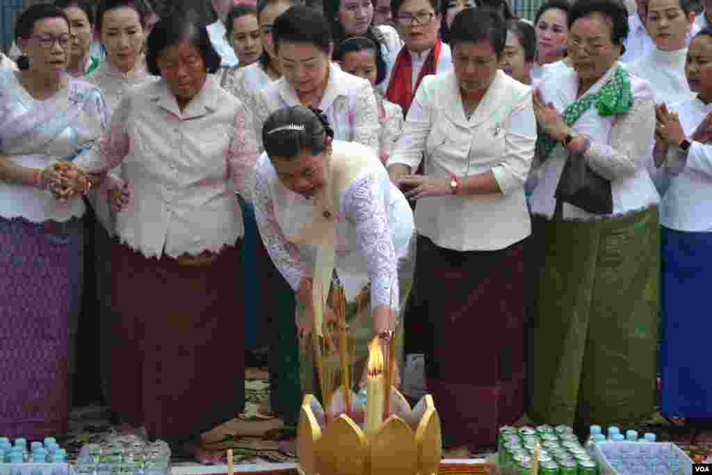 លោកស្រី​ម៉ែន សំអន​ រដ្ឋមន្រ្តី​ក្រសួង​ទំនាក់ទំនង​ជាមួយ​រដ្ឋសភា ព្រឹទ្ធសភា និង​អធិការកិច្ច​ចូលរួម​ក្នុង​ពិធី​បង្សុកូល​នៅ​មន្ទីរ​ស-២១ ក្នុង​រាជធានី​ភ្នំពេញ​ កាល​ពី​ថ្ងៃ​ព្រហស្បតិ៍ ទី​០៤ ខែ​តុលា ឆ្នាំ​២០១៨។ (ណឹម សុភ័ក្រ្តបញ្ញា/VOA)