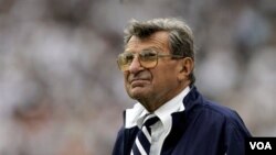 Pelatih legendaris tim sepak bola Amerika di Universitas Penn State, Joe Paterno, dipecat terkait skandal pelecehan seksual terhadap anak-anak yang dilakukan asistennya Gerald Sadunsky dalam kurun waktu 15 tahun.