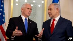 Vis Prezidan Mike Pence ak Premye Minis izrayelyen an, Benjamin Netanyahu, ki t ap rankontre nan Jerizalèm lendi 22 janvye 2018 la.