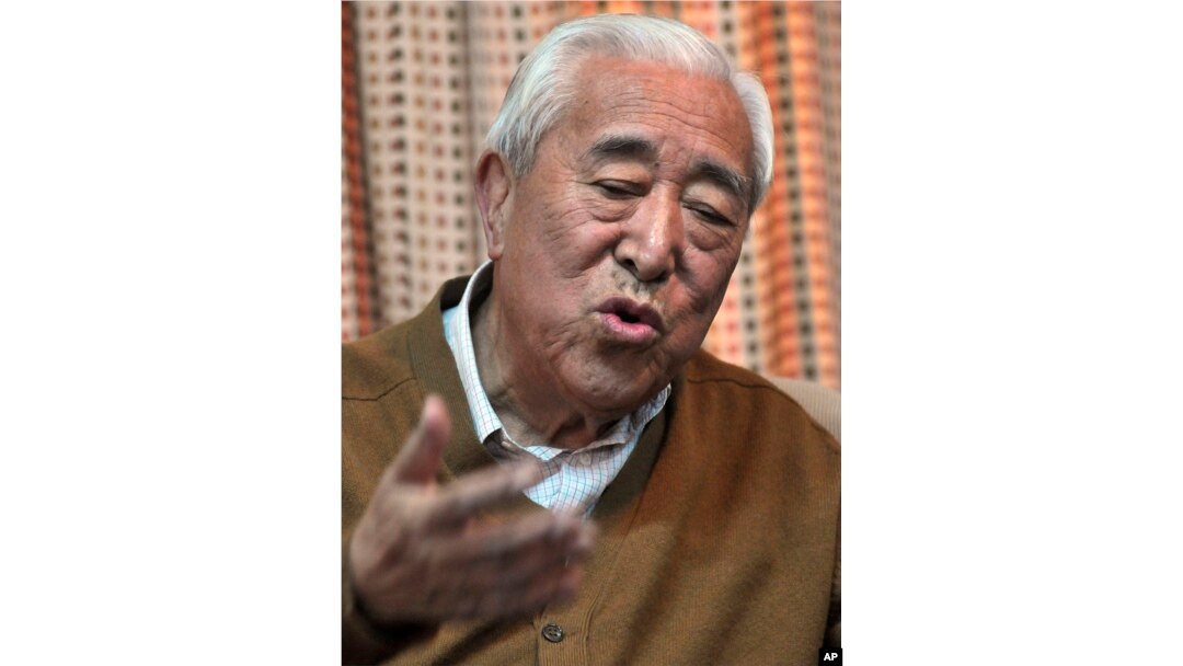 Gyalo Thondup, kakak laki-laki Dalai Lama, berbicara kepada media di Dharamshala, India, 19 November 2008. (Foto: AP)