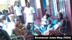 L'hôpital public de la cité verte à Yaoundé, quelques mamans attendent de consulter un médecin, le 18 décembre 2017. (VOA/ Emmanuel Jules Ntap)