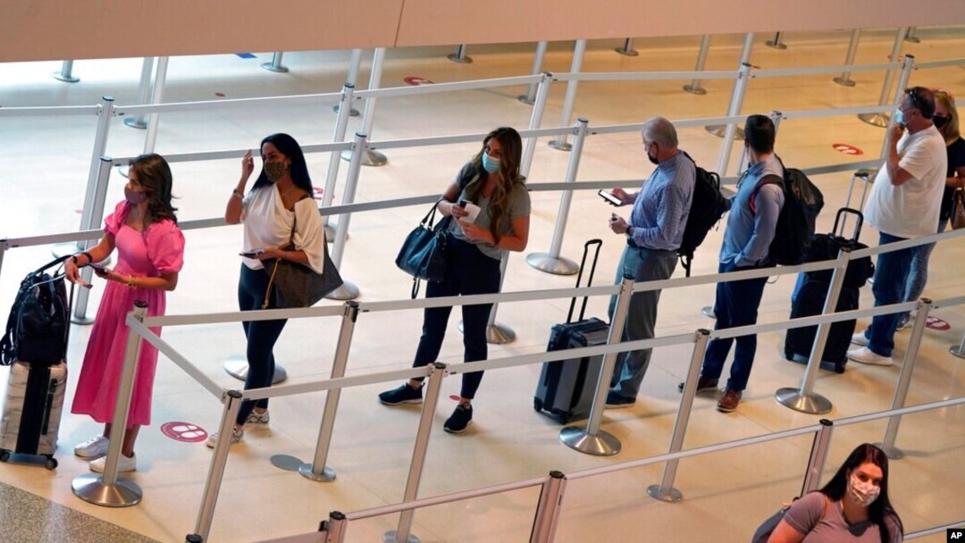 Putnici čekaju na u redu pred ukrcavanje na avion u Lav fild aerodromu u Dalasu, 28. maja 2021.