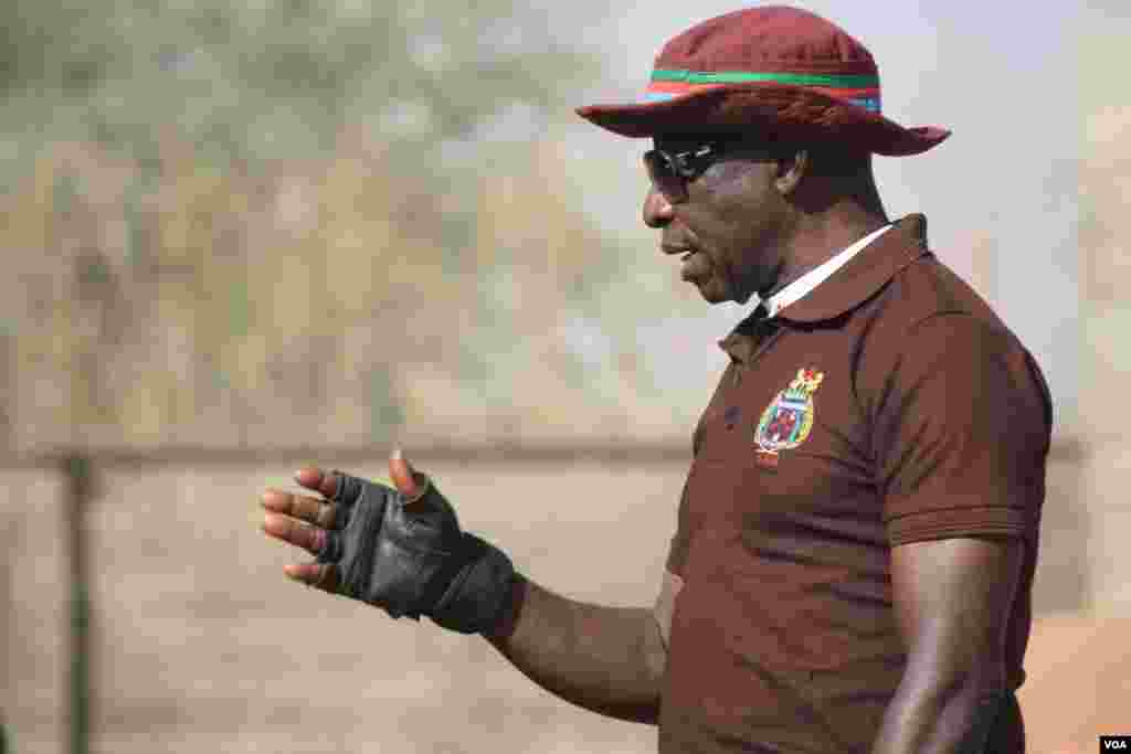 A former soldier trains dozens of volunteer civilian security guards in Kaduna, Nigeria ahead of the 2015 presidential elections, Kaduna, Nigeria, Feb. 14, 2014. (Heather Murdock/VOA)