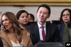 CEO TikTok Shou Zi Chew duduk di deretan tamu saat pelantikan Presiden ke-60 di Rotunda Gedung Capitol Amerika di Washington, D.C., Senin, 20 Januari 2025. (Kevin Lamarque/Pool Photo via AP)