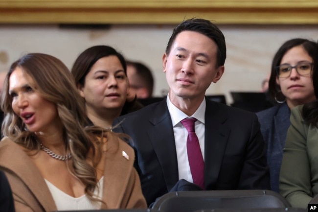 CEO TikTok Shou Zi Chew duduk di deretan tamu saat pelantikan Presiden ke-60 di Rotunda Gedung Capitol Amerika di Washington, D.C., Senin, 20 Januari 2025. (Kevin Lamarque/Pool Photo via AP)