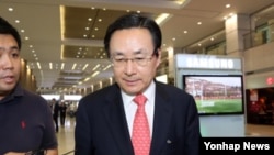 러시아에서 열린 '제4차 고위급 안보회의'에 한국 측 수석대표로 참석한 주철기 청와대 외교안보수석이 3일 오후 인천국제공항을 통해 귀국하고 있다.