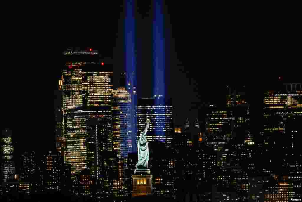 Cahaya biru &quot;Tribute in Light&quot; menerangii cakrawala Manhattan pada hari peringatan 23 tahun serangan 11 September 2001 di World Trade Center, sebagaimana dilihat dari Bayonne, New Jersey, 11 September 2024. (Reuters)&nbsp;