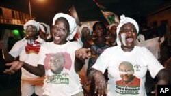 Para pendukung Presiden John Dramani Mahama meluapkan kegembiraan mereka di jalanan pasca diumumkannya kemenangan bagi Mahama sebagai Presiden Terpilih Ghana dalam Pemilu 2012di Accra (Foto: dok). Meskipun ada tantangan dari oposisi, tim transisi bagi Presiden terpilih Mahama, terus melanjutkan rencana mereka untuk persiapan pelantikan.