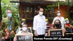 Jokowi bersama sejumlah seniman yang menerima vaksin di PSBK Yogyakarta. (Foto: Courtesy/Humas Pemda DIY)