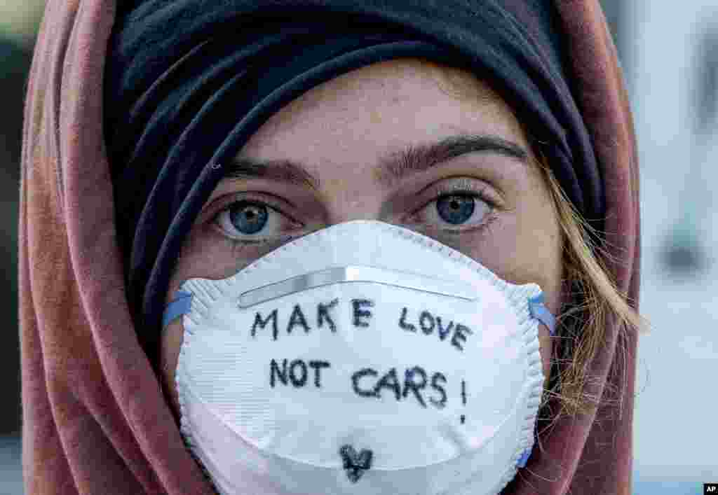 همزمان با نمایشگاه تازه&zwnj;های خودرو در فرانکفورت، گروهی از بیرون نمایشگاه به آن معترض هستند. روی ماسک این زن جوان نوشته شده &laquo;به جای ماشین، عشق بسازید&raquo;. معترضان خواستار شفافیت سیاست های دولت در صنعت خودرو شده اند.&nbsp;