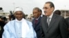 Bruno Diatta, au centre, chef du protocole de la présidence du Senegal, lorsque Abdoulaye Wade, alors président sénégalais, recevait le chef militaire mauritanien Ely Mohamed Ould Vall, à droite, à l'aéroport de Dakar, le 6 mars 2006.