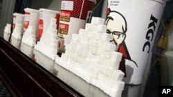 Poređenje količine šećera koji se stavlja u različite veličine pakovanja gaziranih pića i drugih slatkih napitaka