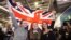 苏格兰爱丁堡的支持留在英国的人举着英国国旗。
