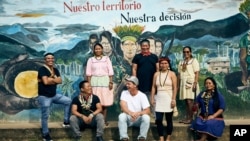 Los cofundadores de Amazon Frontlines, Mitch Anderson y Nemonte Nenquimo (centro), con socios de la organización indígena Ceibo Alliance. La Fundación Conrad N. Hilton anunció el 13 de agosto de 2024 que Amazon Frontlines recibirá el Hilton Humanitarian Prize.