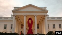 A propósito de conmemorarse este jueves el Día Mundial de la lucha contra el SIDA, la Casa Blanca luce en su portal un gigantesco lazo rojo.