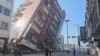 Potongan gambar dari video yang disiarkan TVBS menunjukkan sebuah gedung di Hualien, Taiwan, ambruk sebagian akibat gempa yang terjadi di wilayah tersebut pada 3 April 2024. (Foto: TVBS via AP)
