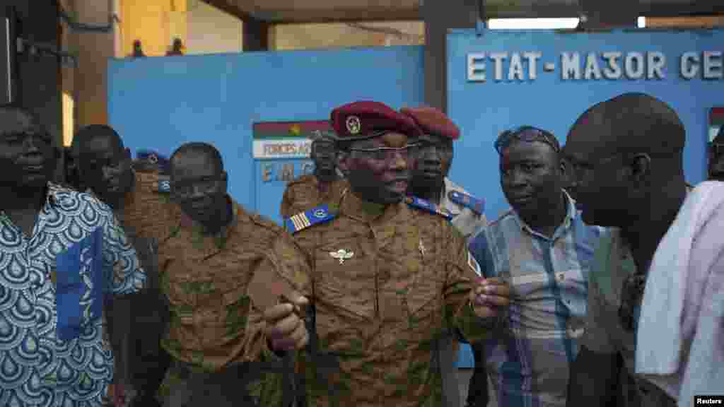 Un porte-parole de l&#39;armée parle aux manifestants anti-gouvernementaux devant l&rsquo;état-major de l&rsquo;armée à Ouagadougou, capitale du Burkina Faso, le 30 Octobre 2014. Le Président Blaise Compaoré a annoncé vendredi 31 octobre 2014 qu&rsquo;il quittait le pouvoir. Il a régné 27 années. REUTERS / Joe Penney 