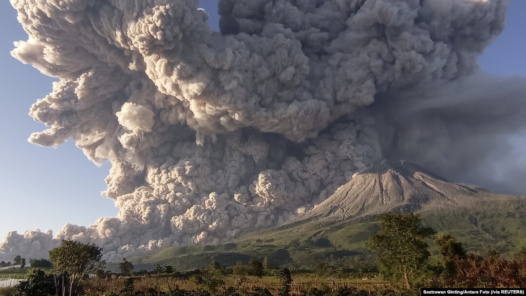 Gunung Sinabung saat erupsi tampak dari desa Kuta Rakyat di Karo, Sumatra Utara, Selasa, 2 Maret 2021. (Foto: Sastrawan Ginting/Antara Foto via Reuters)