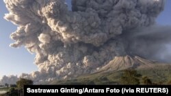 Gunung Sinabung saat erupsi tampak dari desa Kuta Rakyat di Karo, Sumatra Utara, Selasa, 2 Maret 2021. (Foto: Sastrawan Ginting/Antara Foto via Reuters)