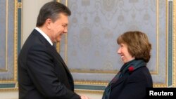 Ukraina prezidenti Viktor Yanukovich (chapda) Yevropa ittifoqi tashqi ishlar vaziri Ketrin Eshton bilan, Kiyev, 10-dekabr, 2013-yil.