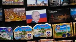 Prodavac prodaje magnete za frižidere sa slikom ruskog predsednika Vladimira Putina, u glavnoj pešačkoj ulici u centru Beograda, Srbija, 16. januar 2023.
