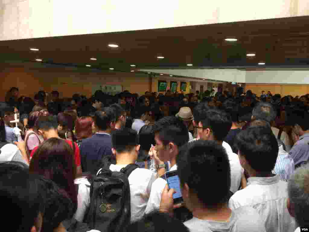 香港上诉庭的对学民思潮前召集人黄之锋、学联前秘书长周永康及前常委罗冠聪改判裁定，引发泛民的广泛不满。数百名支持者在高等法院内外高喊口号声援三人。