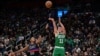 Payton Pritchard (11) des Boston Celtics tire face à Marcus Sasser (25) des Detroit Pistons, au TD Garden, USA, le 12 décembre 2024.