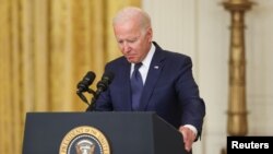 El presidente Joe Biden se dirige a las cámaras durante una alocución desde la Casa Blanca, el 26 de agosto de 2021.