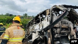 Imagem divulgada pelo Corpo de Bombeiros de Minas Gerais mostra bombeiros e outras equipas de resgate a trabalhar no local de um acidente em Teófilo Otoni, no estado de Minas Gerais, Brasil, a 21 de dezembro de 2024.