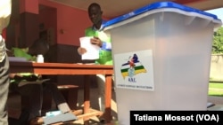 Bureau de vote du dispensaire de Bede dans le 8e arrondissement de Bangui. Ici, on vote avec une heure de retard mais tout est en place. (VOA Afrique/Tatiana Mossot)