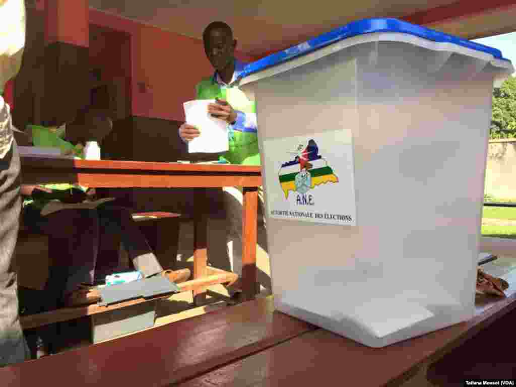 Bureau de vote du dispensaire de Bede dans le 8e arrondissement de Bangui. Ici, on vote avec une heure de retard mais tout est en place. (VOA Afrique/Tatiana Mossot)