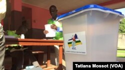 Bureau de vote du dispensaire de Bede dans le 8e arrondissement de Bangui, le 13 décembre 2015.(VOA Afrique/Tatiana Mossot)