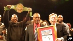The New York Daily News editor-in-chief Kevin Convey (on the right) presented Joe Frazier (center) with the Daily News Front Page Award in 2011.