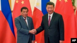 Presiden Filipina Rodrigo Duterte (kiri) dan Presiden China Xi Jinping dalam pertemuan di Beijing, China, Senin (15/5).