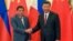 Tổng thống Philippines Rodrigo Duterte bắt tay Chủ tịch Trung quốc Tập Cận Bình bên lề Diễn đàn Vòng đai và Con đường tại Bắc Kinh ngày 15/5/2017.